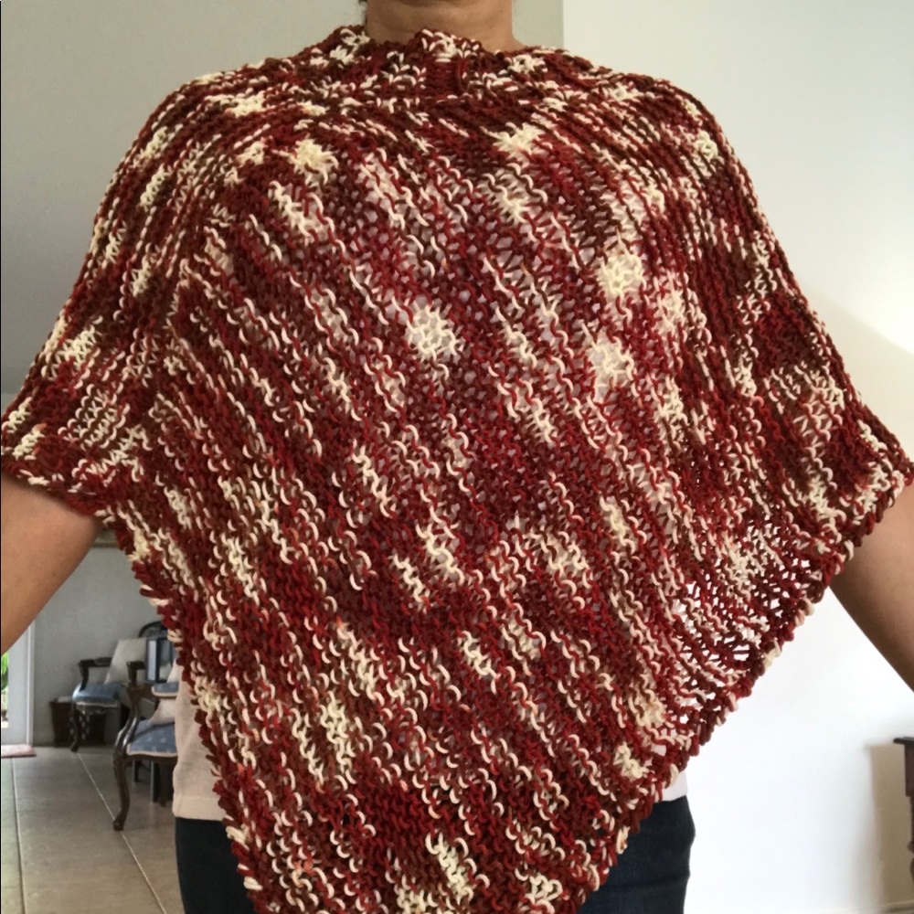 Poncho in crochet. Hand knitted. Red-White. Size M